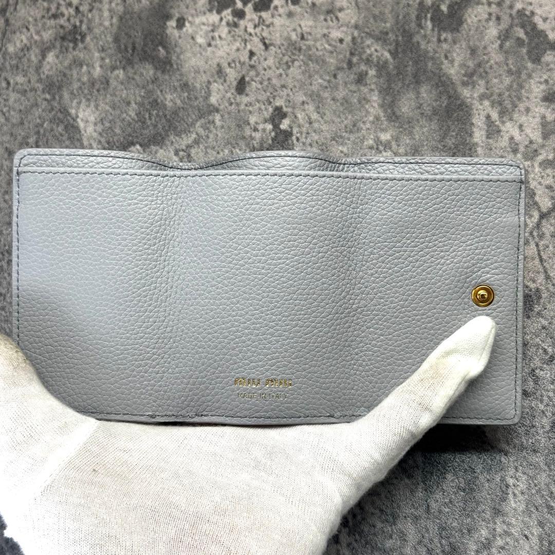 現行 極美品✨miumiu 三つ折り財布 ロゴ金具 ホワイト RFID搭載