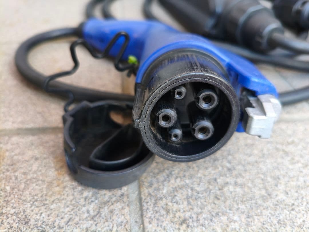 トヨタ純正充電ケーブル+AC100Vケーブル付き