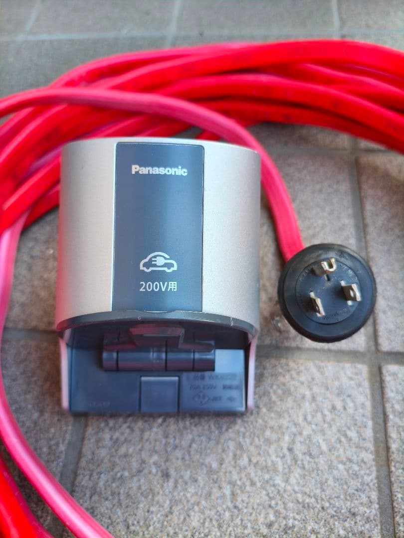 トヨタ純正充電ケーブル+AC100Vケーブル付き