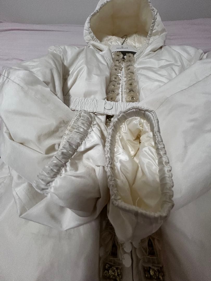 お値下け！MONCLERホワイト フード付き ダウンジャケット サイズ1