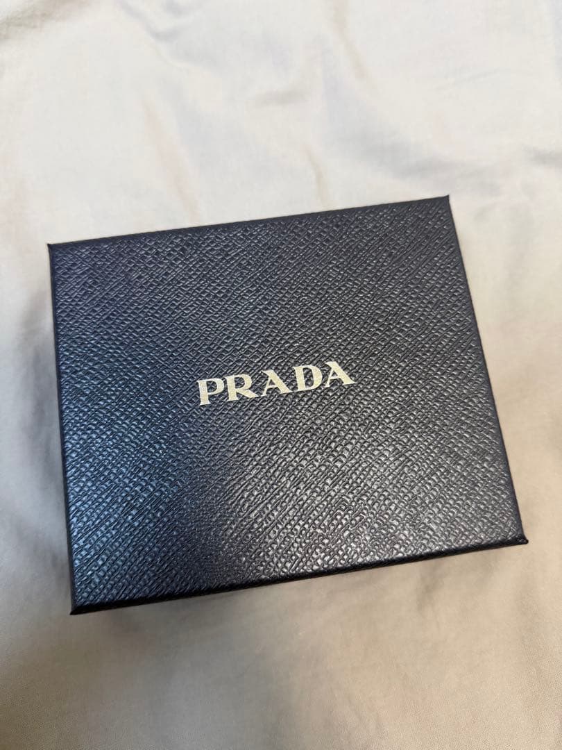 イ*ー様 PRADA ヴィッテロダイノ レザー ミニ財布 ブラック 箱・保存袋付