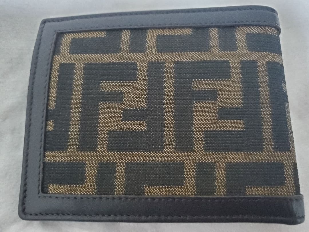 【美品】FENDI 二つ折り財布 ブラウン/ブラック 箱 保存袋付き