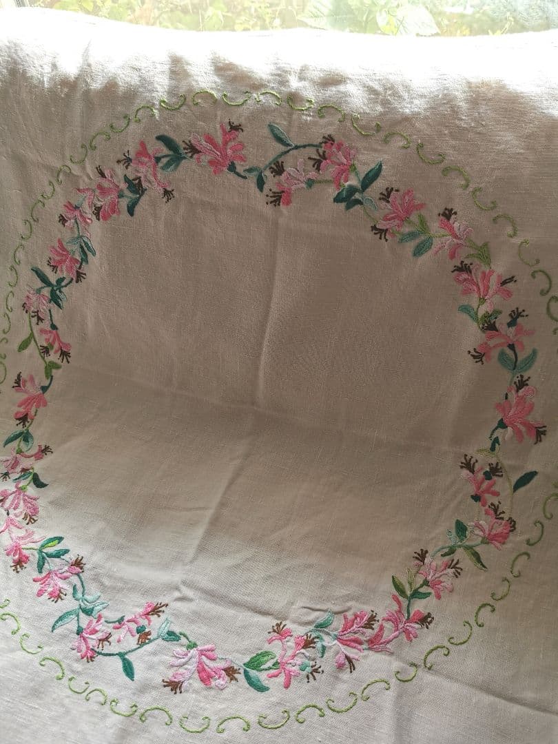 アンティークイギリスニードルワーク 紅花常磐万作 色糸刺繍 リネンクロシェクロス