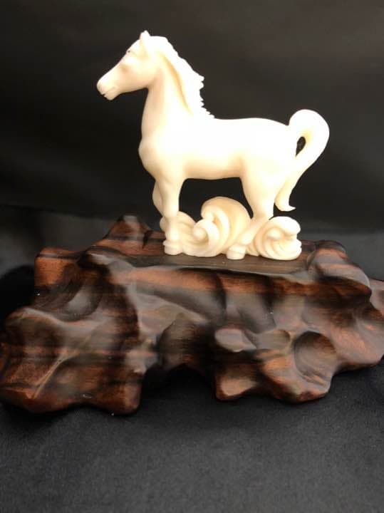 白珊瑚彫刻-馬（置物）