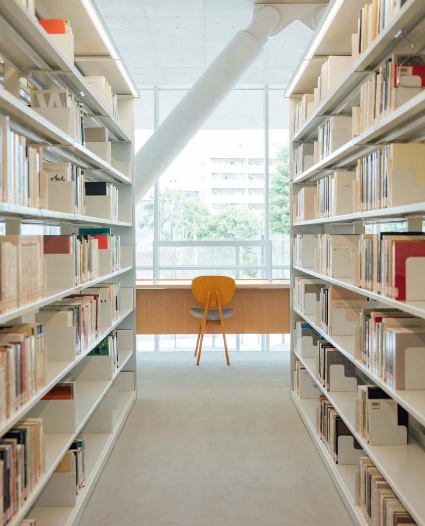 坂倉準三の小椅子　日本女子大の図書館で実際に使われていた個体です。