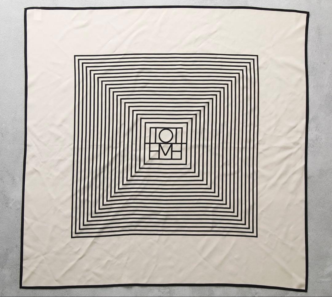 日曜日まで価格！Toteme CENTERED MONOGRAM シルクスカーフ