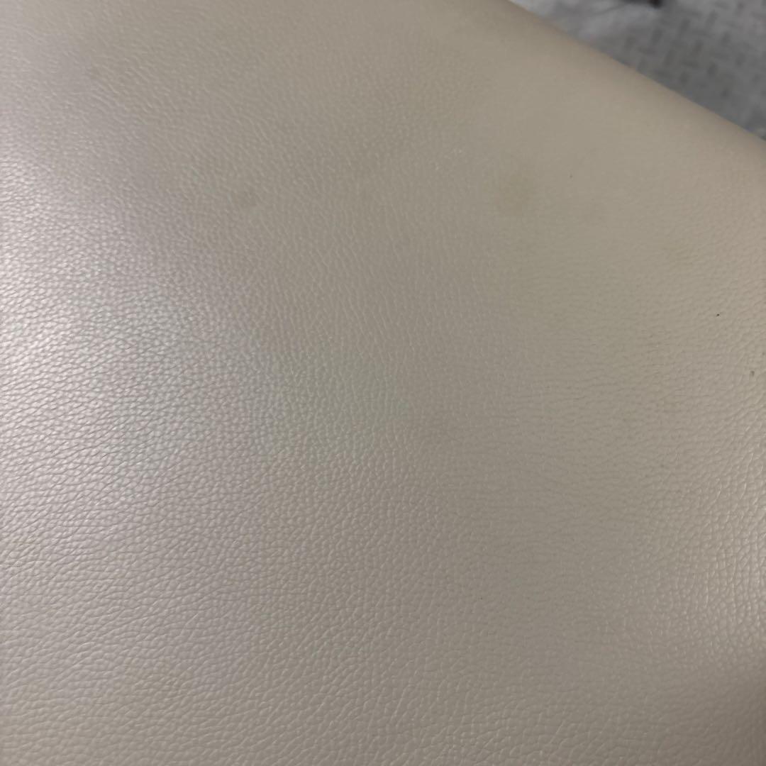 グレーの合成皮革椅子