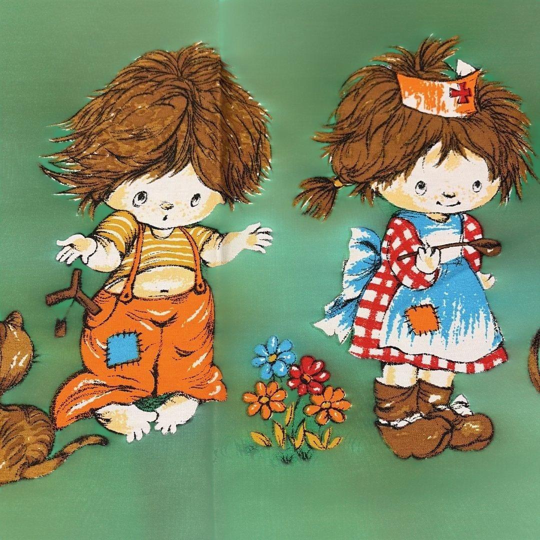 昭和レトロ　ファンシー　子供と動物のイラストカーテン