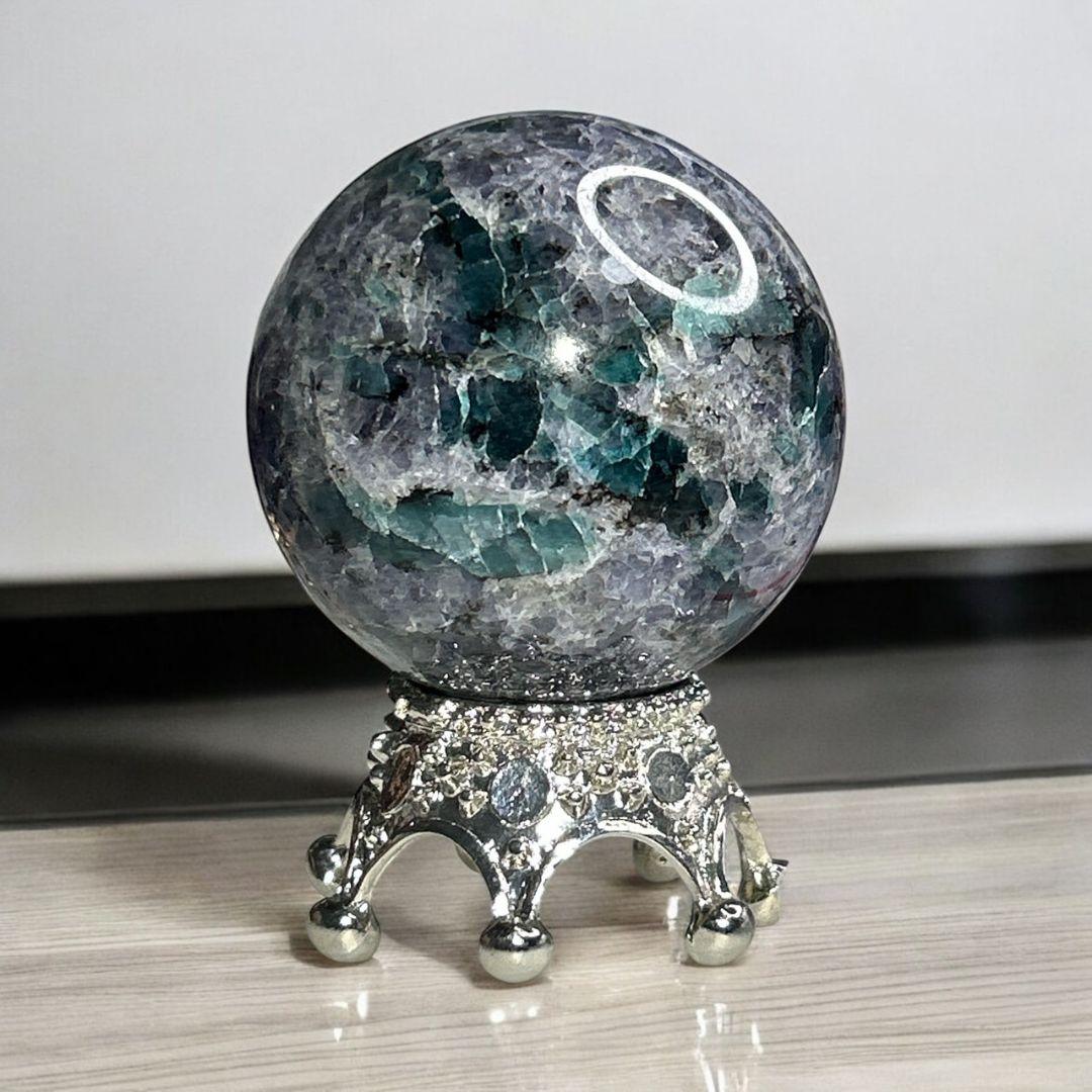 【新品】濃いめの青とエメラルドがきれいアイオライトinエメラルドのスフィア