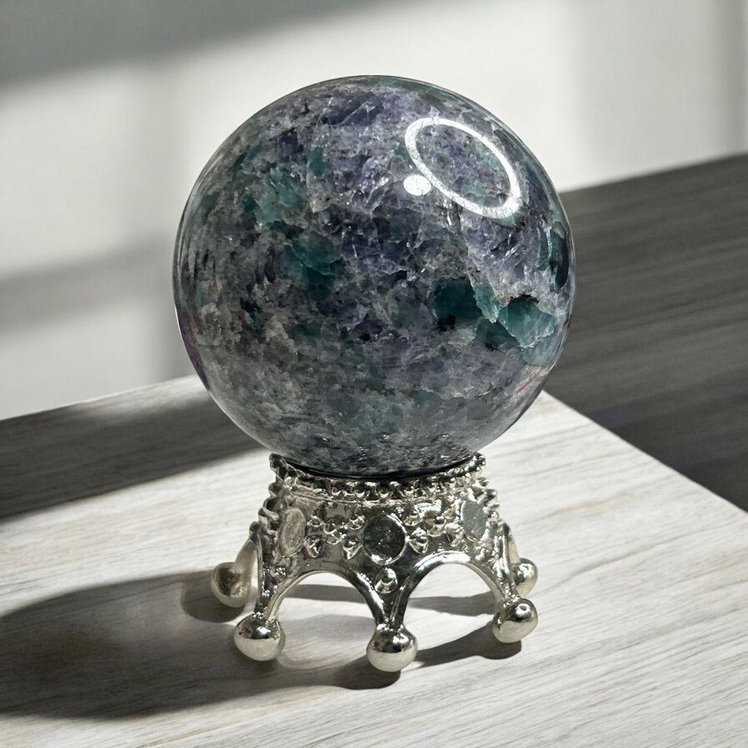 【新品】濃いめの青とエメラルドがきれいアイオライトinエメラルドのスフィア