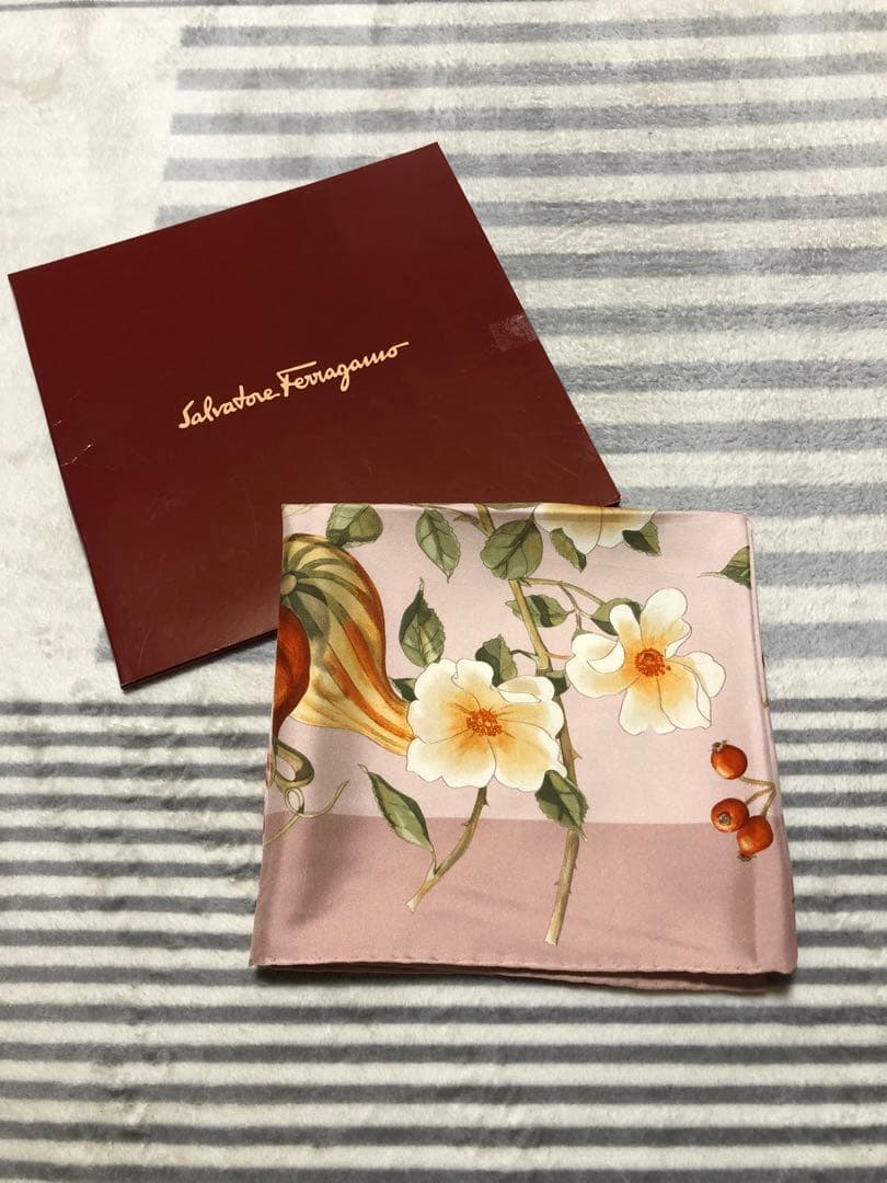 Salvatore Ferragamo 花柄シルクスカーフ