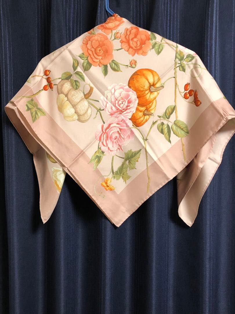 Salvatore Ferragamo 花柄シルクスカーフ