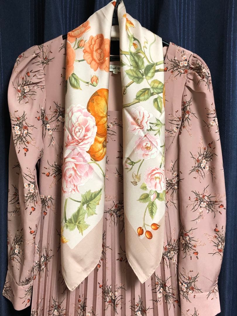 Salvatore Ferragamo 花柄シルクスカーフ