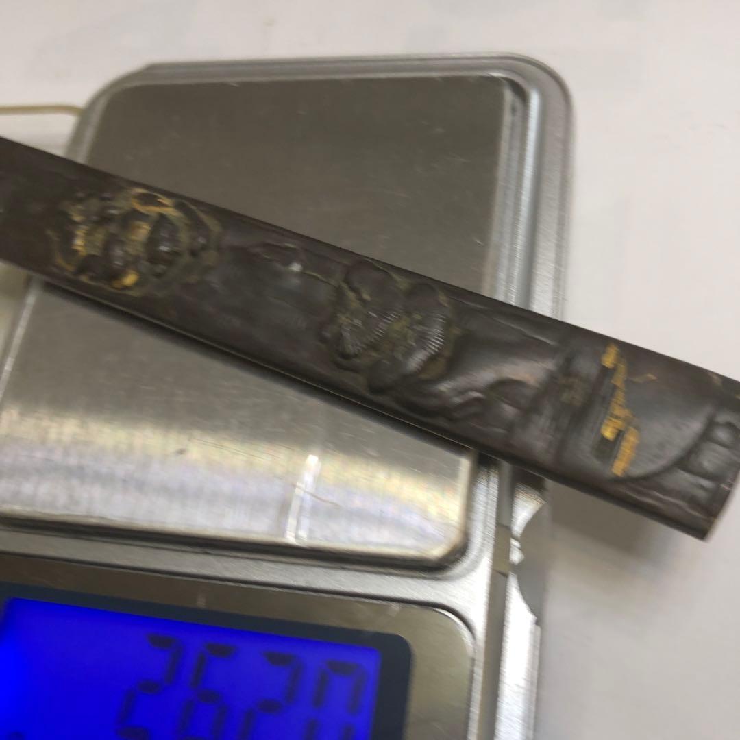 小柄　在名有り　彫刻鞘付き直刃刀