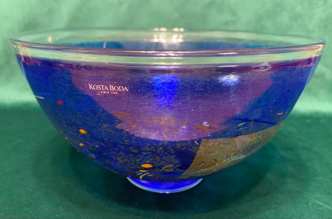 Kosta Boda のスエーデンガラス美術工芸品(作者の刻印入り署名付き)