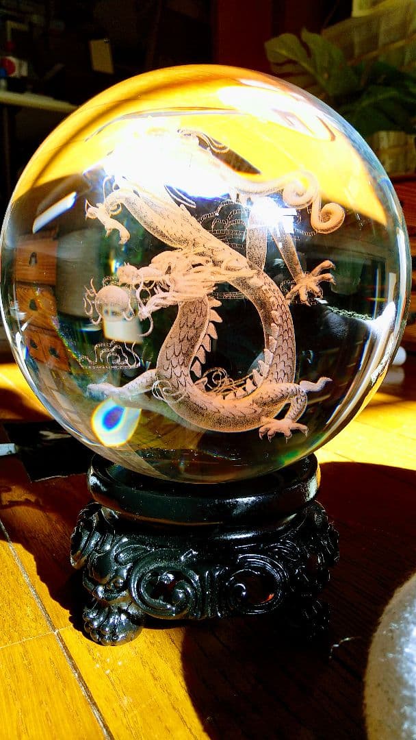 超綺麗&超豪華.巨大.龍入り水晶玉の置物.直径15センチ位..最高級台座付きます
