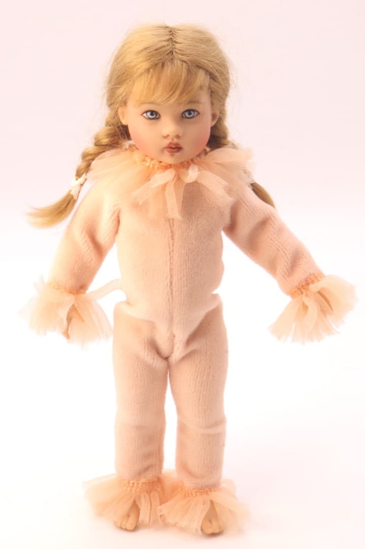 riley & Jingles ピンクのロンパースを着た女の子ドール19cm