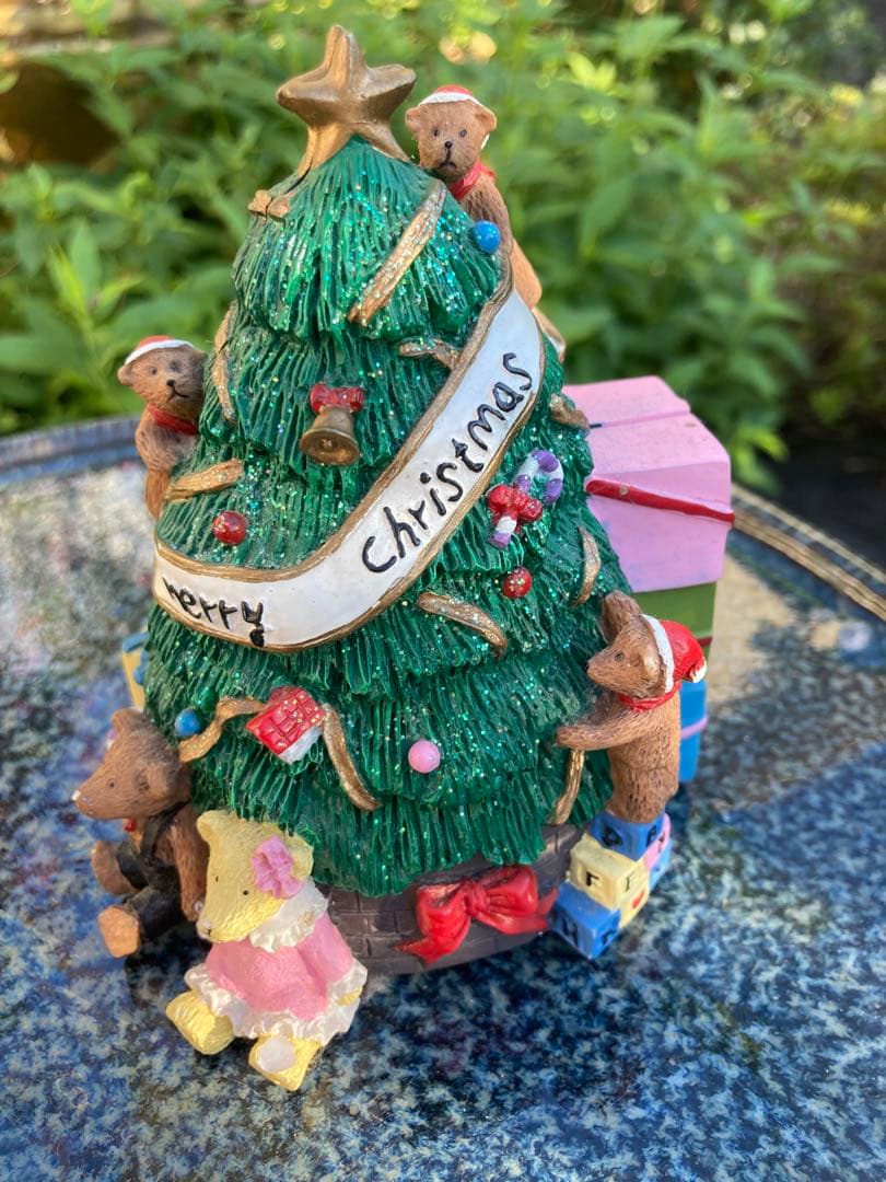 クリスマスツリー装飾とサンタフィギュア