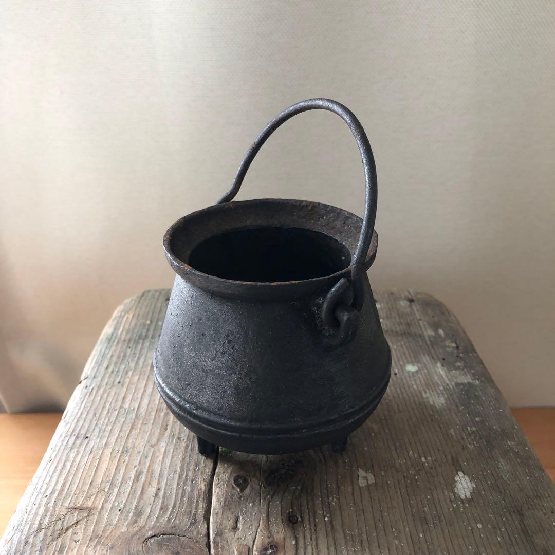 古い小さな鉄鍋（釜）　三ツ足　蓋付き　アンティーク　フランス　蚤の市　no.99