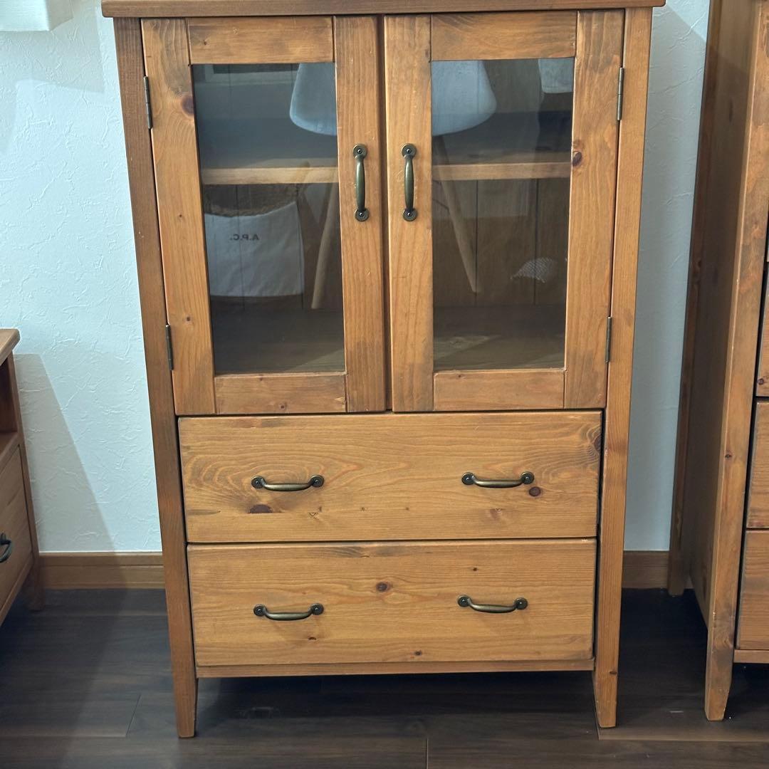 木製キャビネット ガラス扉付き 中型