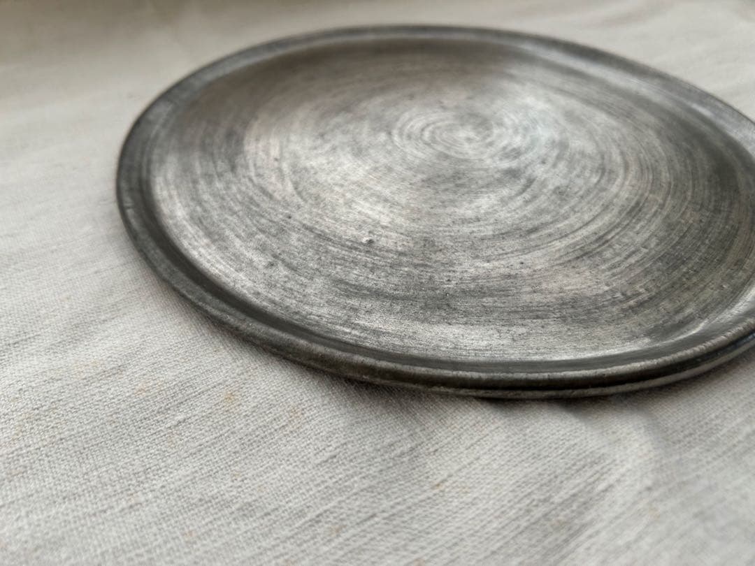 【安藤雅信】黒銀彩丸渕平皿八寸