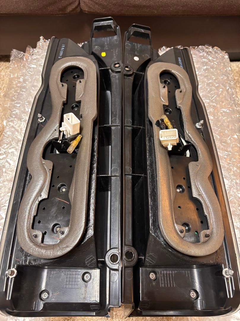 ハイエース200系テールランプヴァレンティ×ROWENコラボ廃盤限定希少品