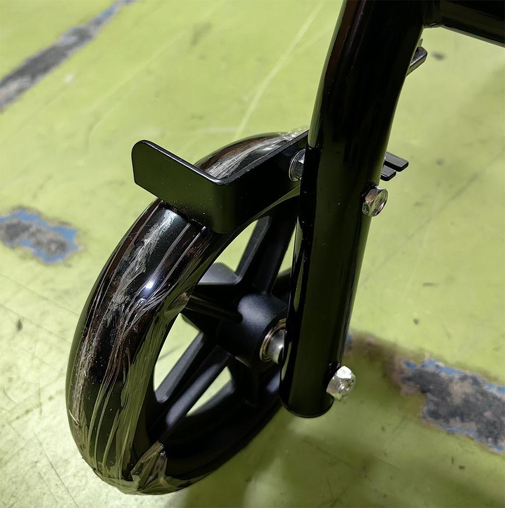 軽量わずか、４KG 介助用車椅子 シルバーカーにもなる折り畳み式介助ブレーキ付き