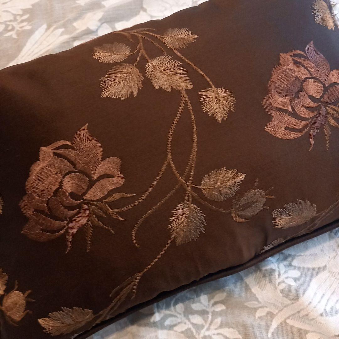 LAURA ASHLEYシルククッション