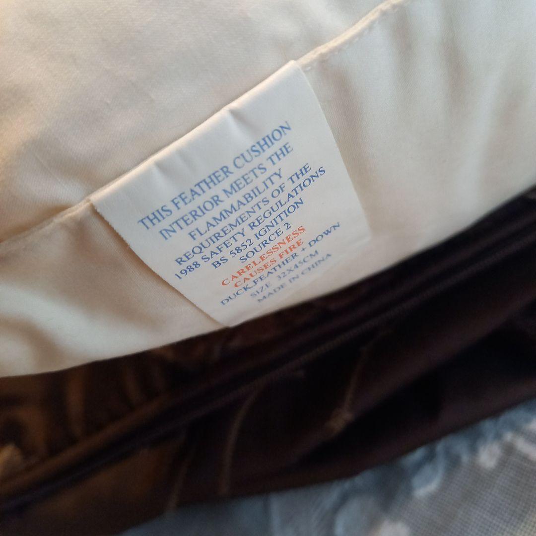 LAURA ASHLEYシルククッション