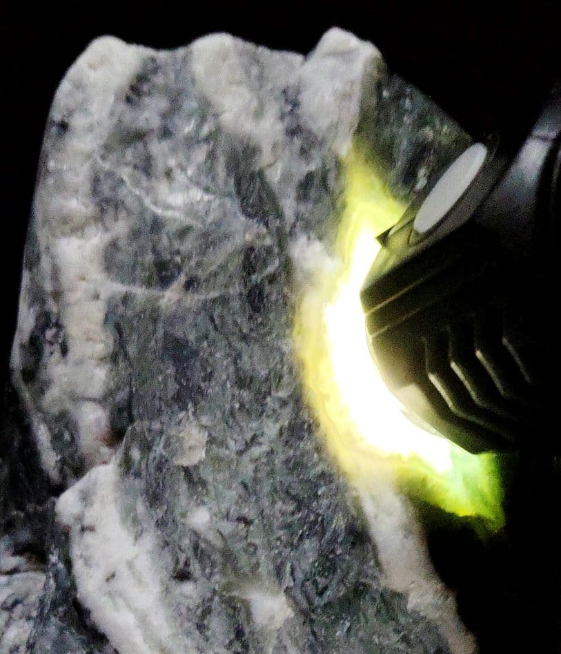 ★翡翠原石★糸魚川【コン・ザ・ワスーカル底カット3844ｇ】