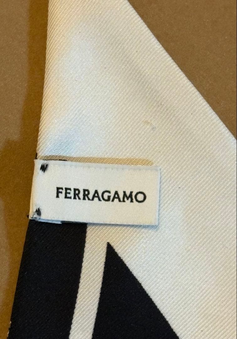 フェラガモ　スカーフ