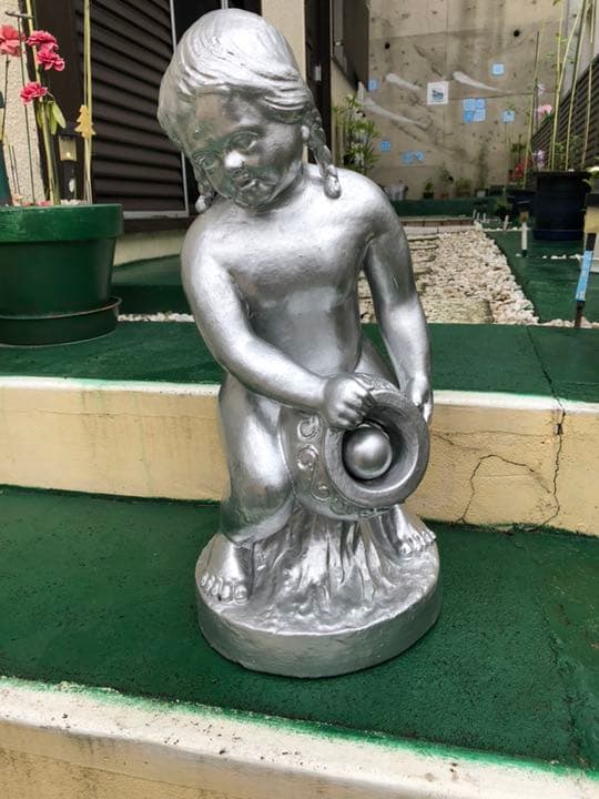 壺を抱く少女 陶器銅像 22Kg 65cm。今村三郎作品。15万円池、温泉口に。