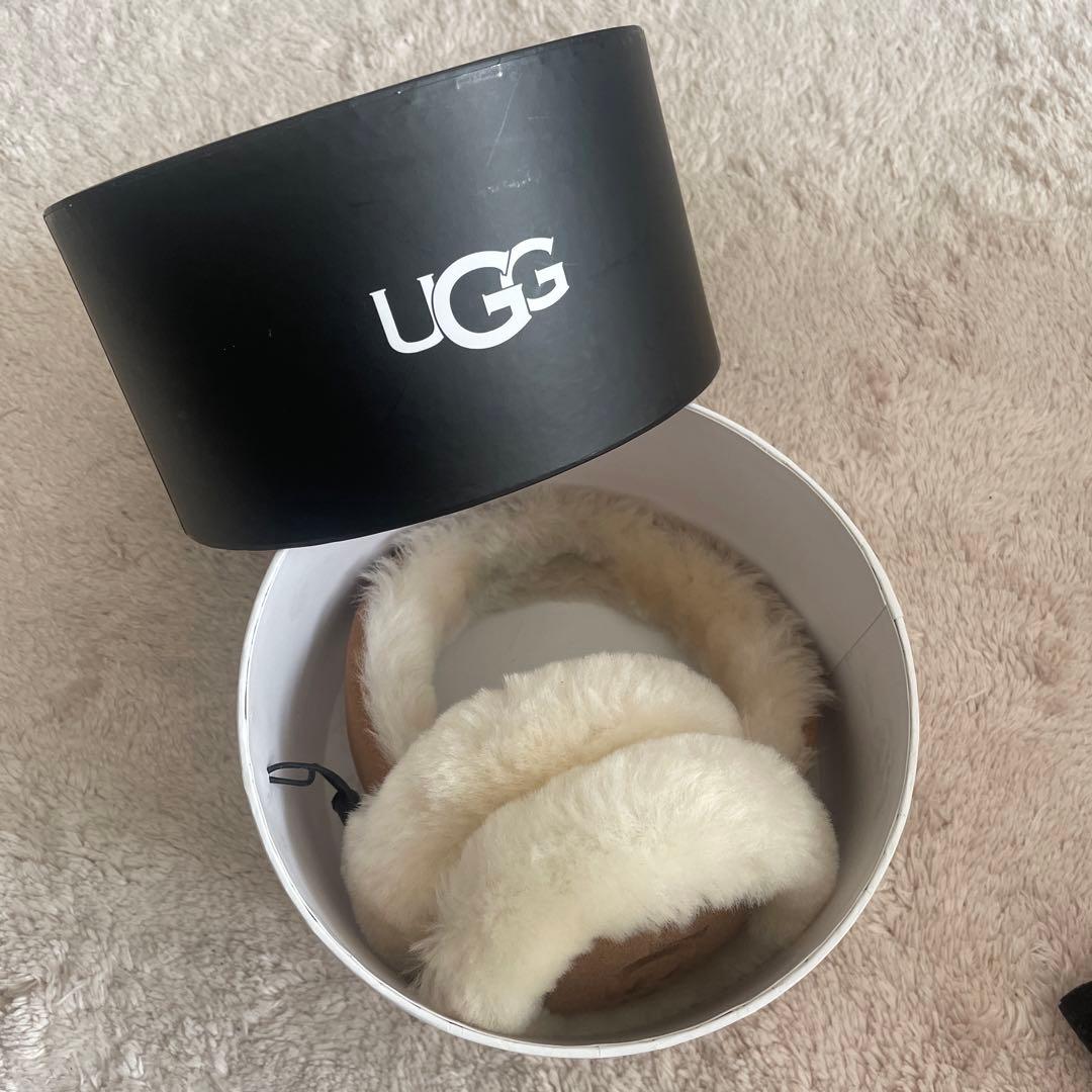 UGG アイボリー ファーイヤマフ