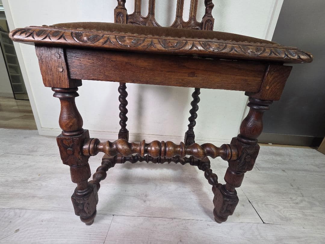 希少　アンティーク　ツイストレッグチェア　アンティーク 木製 　彫刻入り椅子