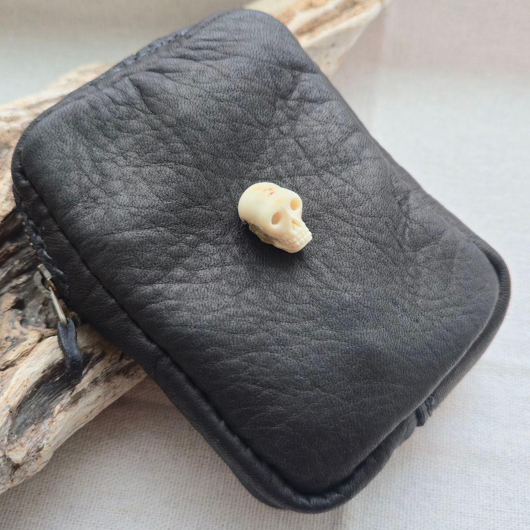 鹿革のシガレットケース 鹿角スカルボタン