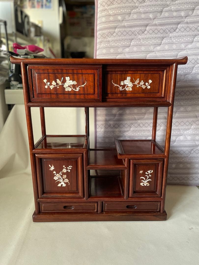 螺鈿細工 小ぶり 茶箪笥 飾り棚 段違い茶壷棚 和風飾り棚 透かし彫り 茶道具