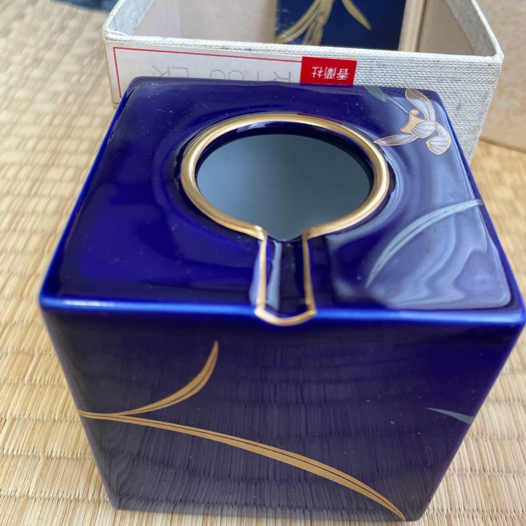 Koransha 香蘭社　陶器製灰皿 深青色 蘭のデザイン