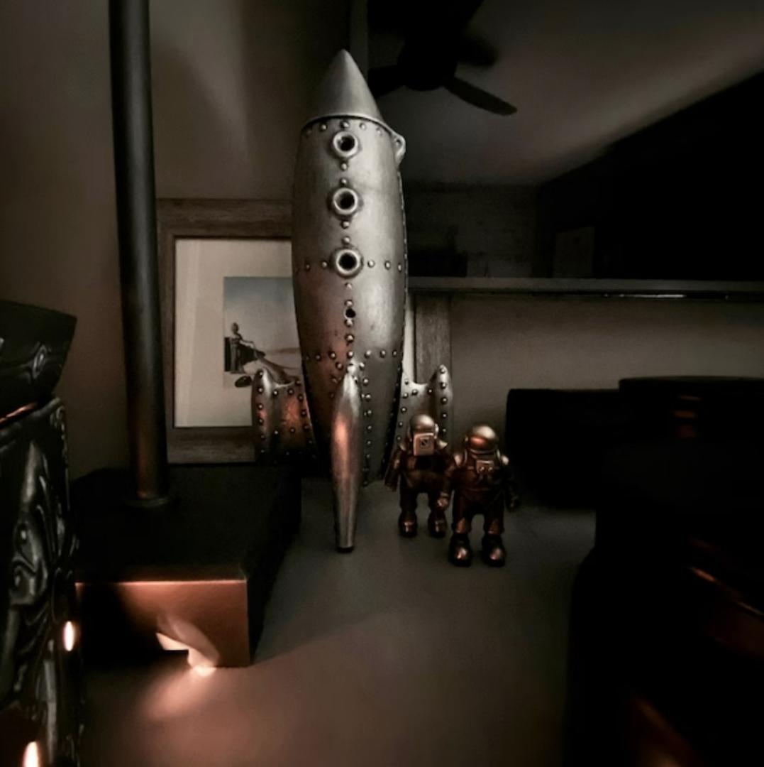 月ロケットと宇宙飛行士の置物　金属製　作家もの