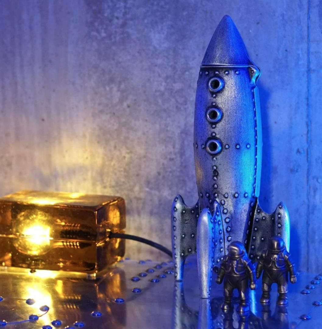 月ロケットと宇宙飛行士の置物　金属製　作家もの