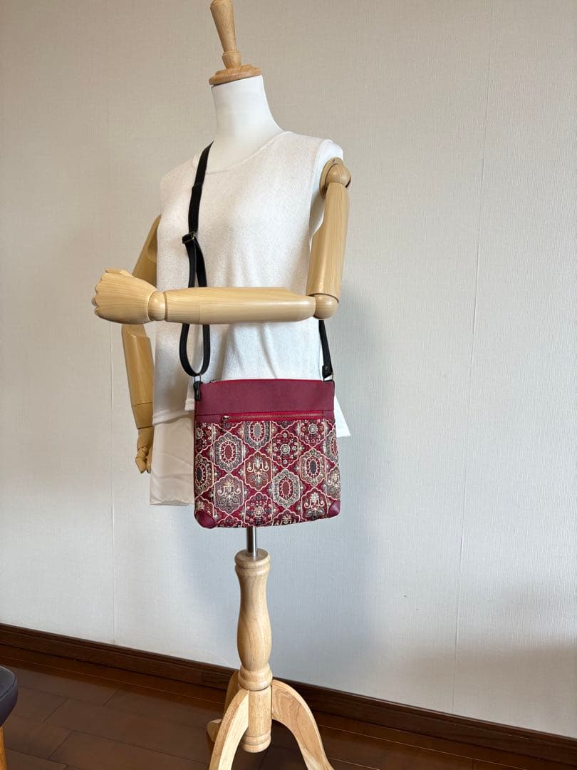 サコッシュ　少し大きめ　ワインカラー