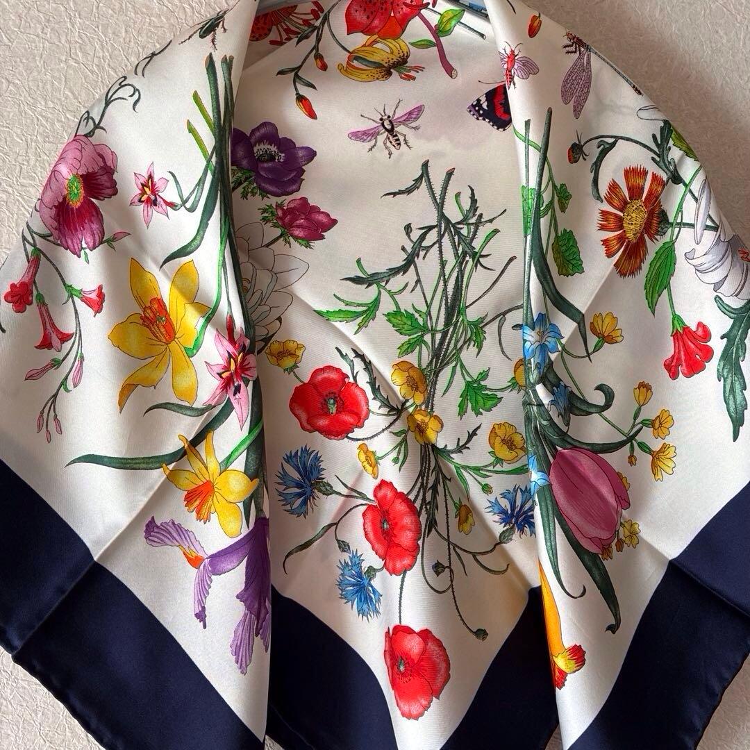 Gucci 花柄　大判シルクスカーフ　イタリア製