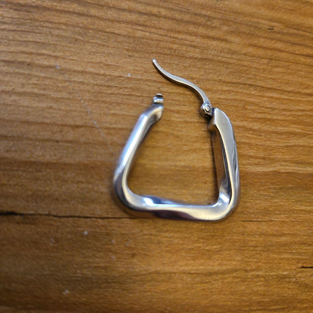 本間　BOTTEGA ボッテガ　ピアス ツイスト トライアングル