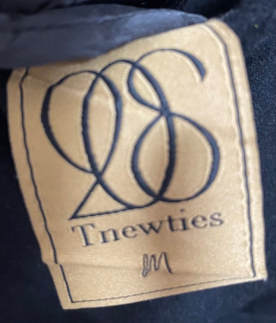 口角にほくろがある彼女　Tnewties トゥエンティーズ　ロングコート