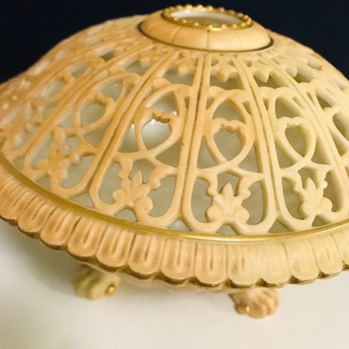 ロイヤルウースター  ブラックアイボリー　透かしポプリポット