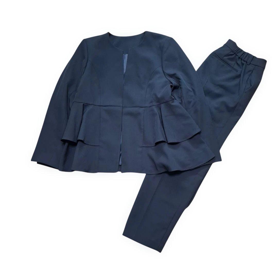 ルイルエブティック　3L ノーカラーフリルペプラムスリムパンツスーツ