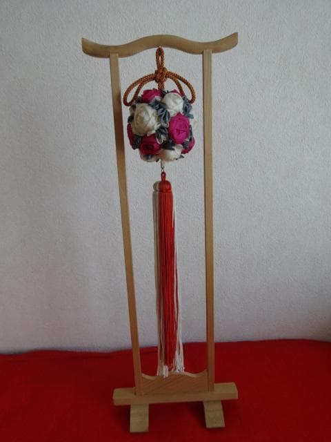 珍しい洋風の薬玉　巻きバラのつまみ細工　白木の台　雛道具