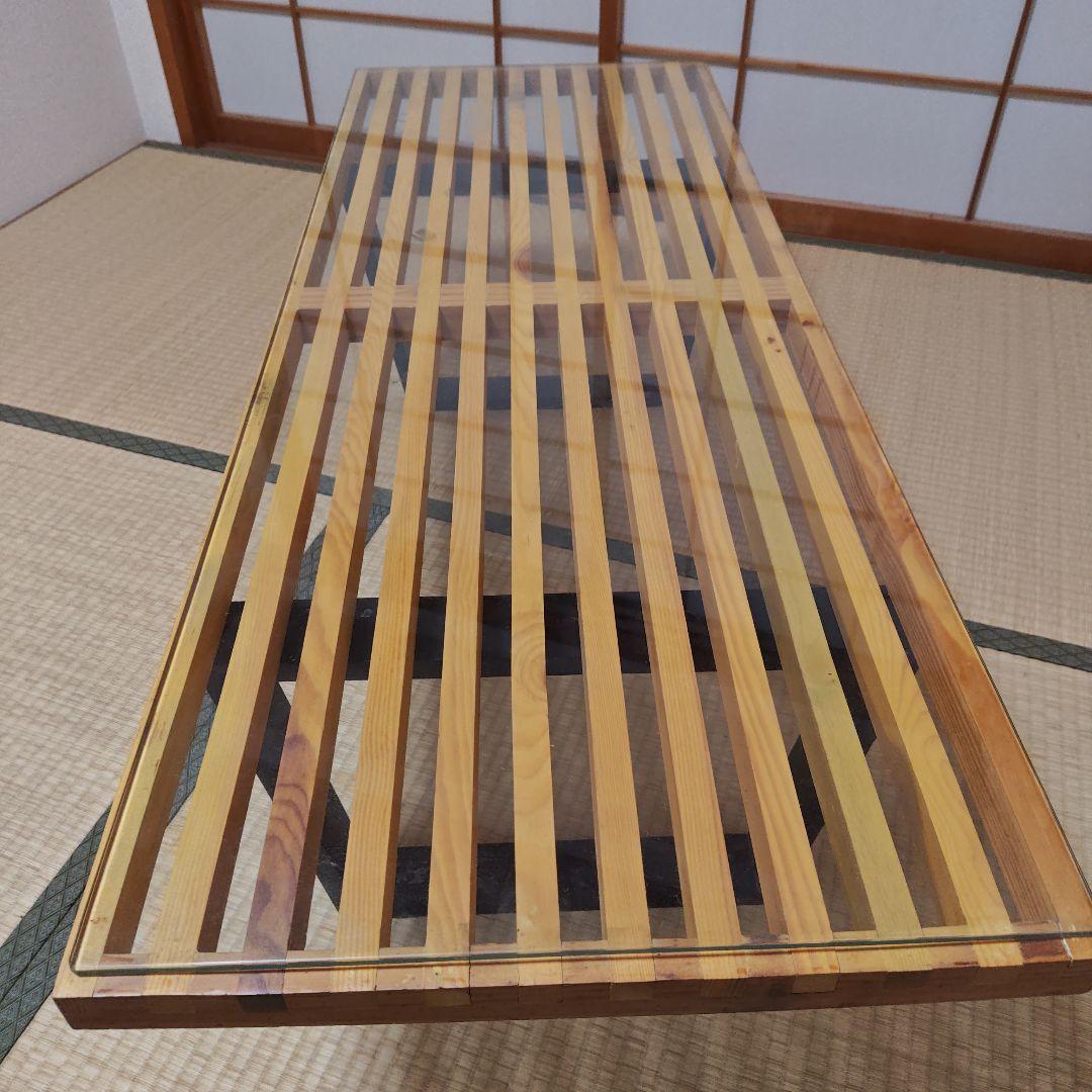 ストライプデザインのガラステーブル