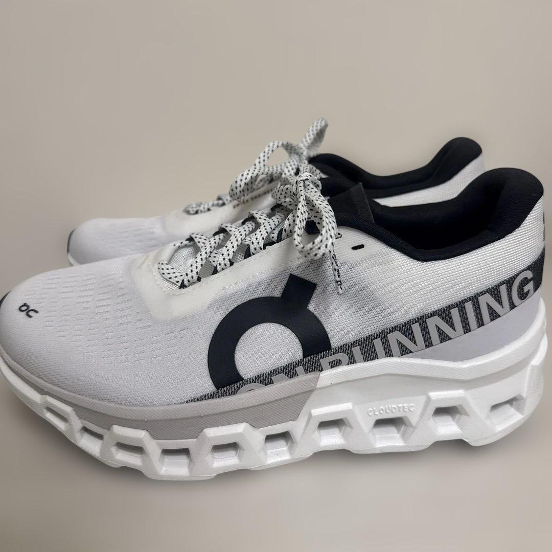 on Cloudstratus ホワイト/ブラック スニーカー