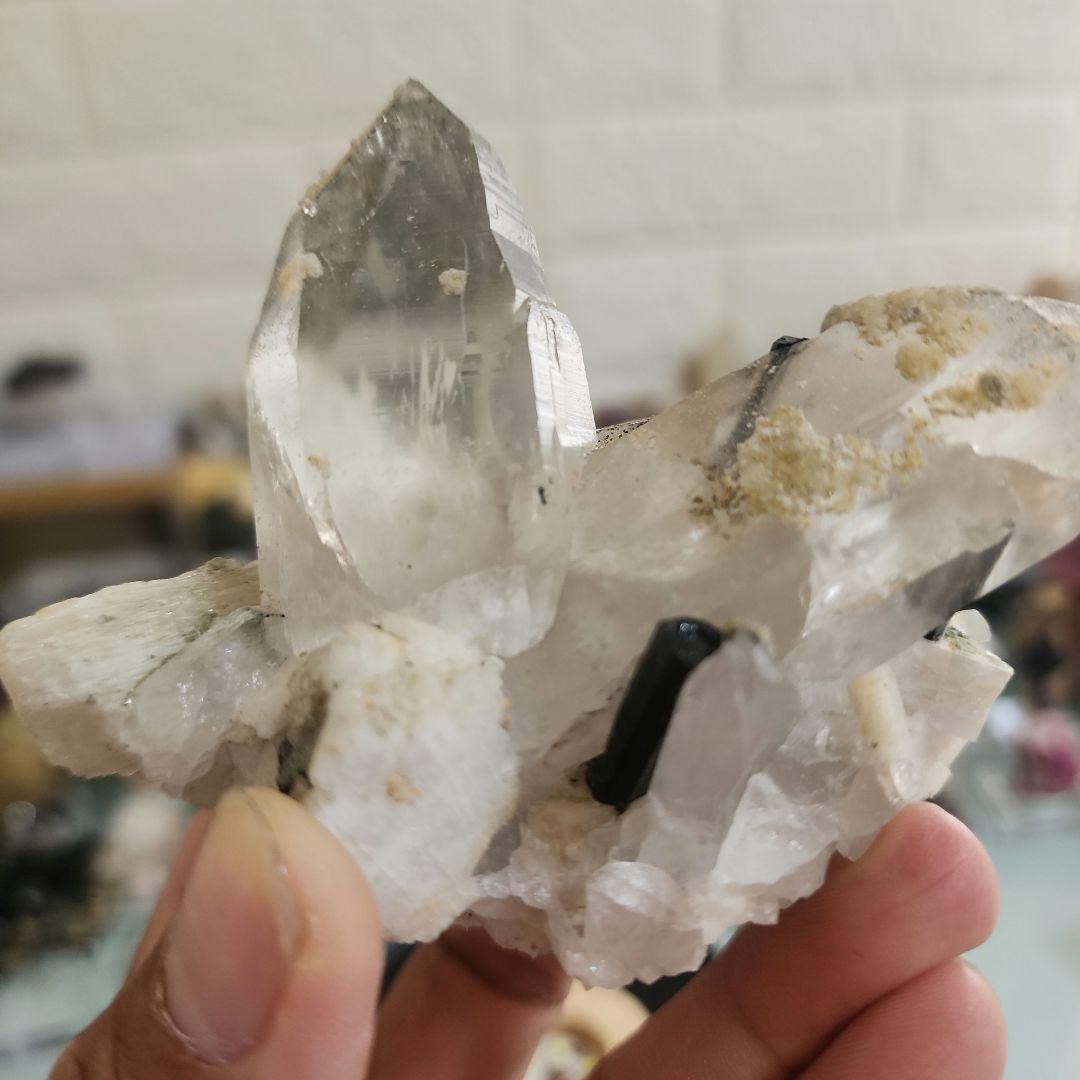 アクアマリン入りクォーツ上のブラックトルマリン