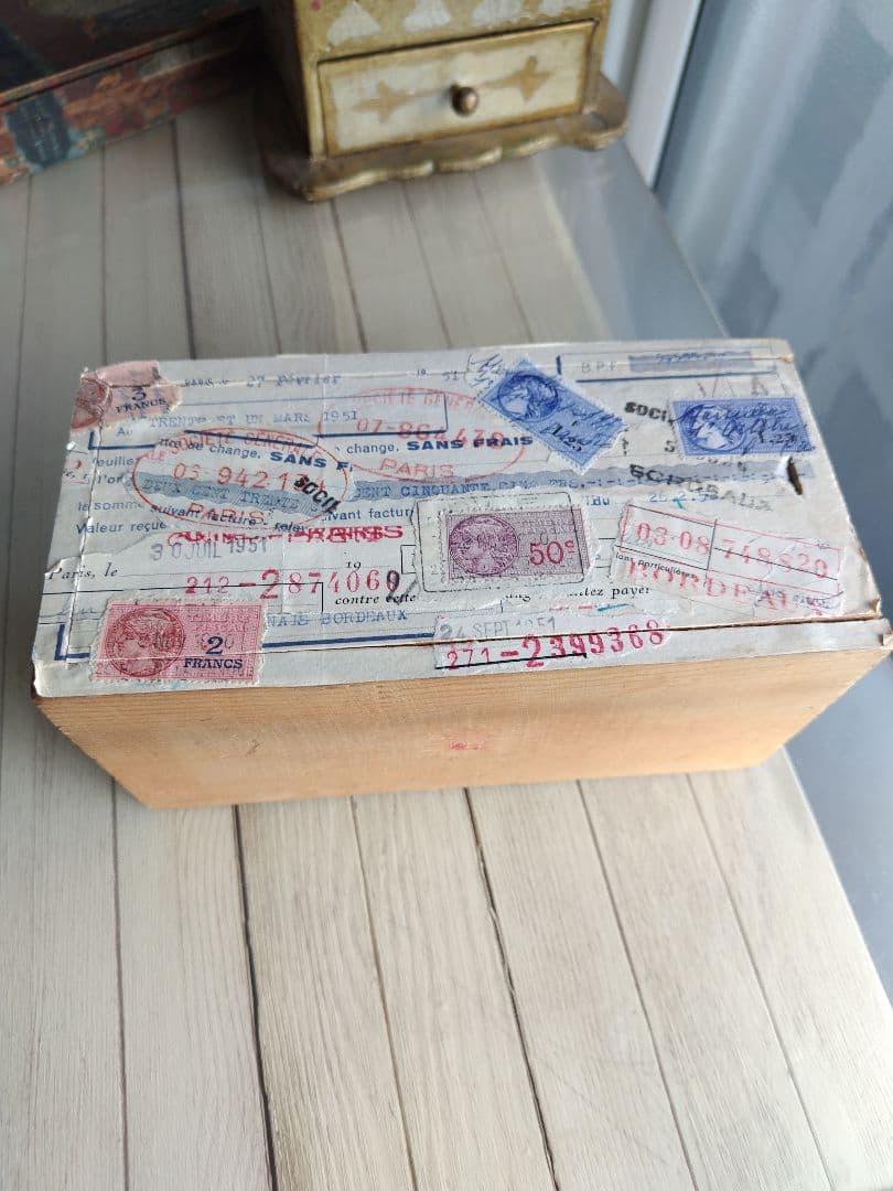 フランスの古い切手付き木製箱